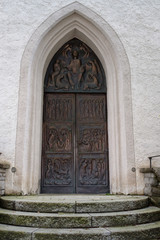 Fototapeta na wymiar Tür in die katholische Kirche in Oberstdorf im Allgäu