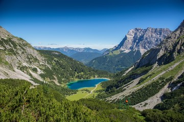 Fototapeta na wymiar Berg Alpen Zugspitze Ehrwald Österreich Wandern See