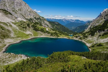 Fototapeta na wymiar Berg Alpen Zugspitze Ehrwald Österreich Wandern See