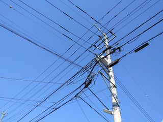 青空と交差する電線