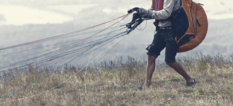 Paragleiterpilot bei den Flugvorbereitungen