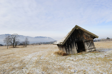 Eine verwahrloste Scheune auf einem Feld im Winter