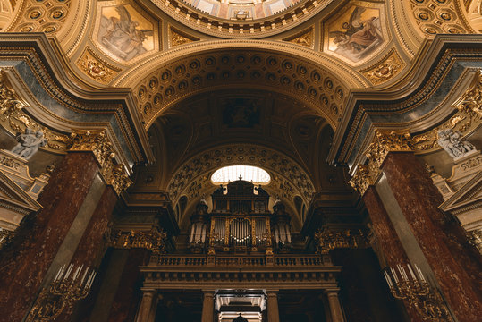 Innenraum der St.-Stephans-Basilika in Budapest, Ungarn