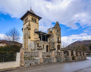 Fototapeta na wymiar House in ruins in Camprodon, Spain
