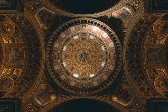 Innenraum der St.-Stephans-Basilika in Budapest, Ungarn