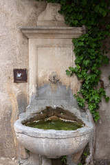 Fototapeta na wymiar Fontaine en Provence - Pernes les Fontaines (Vaucluse)