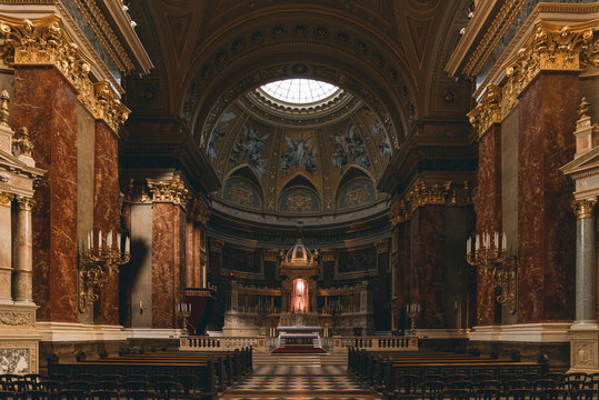 Innenraum der St.-Stephans-Basilika in Budapest, Ungarn