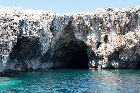 Der Eingang zur grünen Grotte in Kroatien