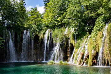 Fototapeta na wymiar Wasserfall im Nationalpark Plitvicer Seen in Kroatien