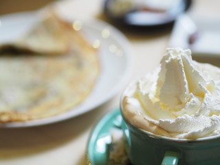 Chocolat viennois et crêpe
