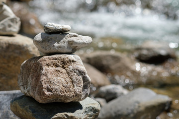 Fototapeta na wymiar Steine auf einem Haufen an einem Bach