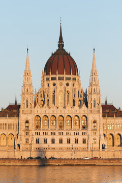 Parlament von Budapest bei Sonnenuntergang, Ungarn