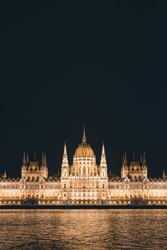 beleuchtetes Parlamentsgeb&auml;ude von Budapest bei Nacht, Ungarn