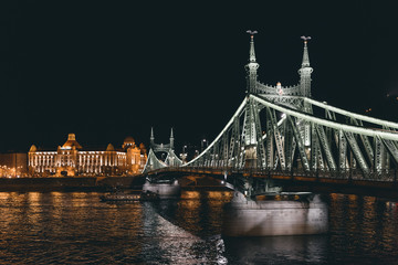 Blick auf die Freiheitsbrücke und das Gellertbad in Budapest bei Nacht, Ungarn