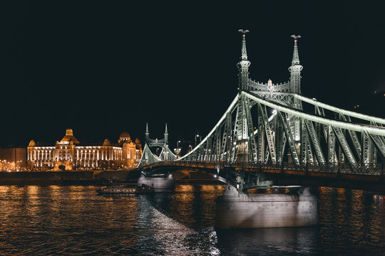 Blick auf die Freiheitsbr&uuml;cke und das Gellertbad in Budapest bei Nacht, Ungarn