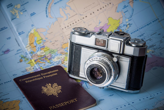 appareil photo vintage carte et passeport