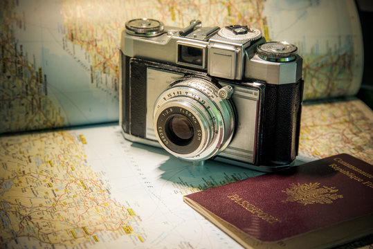 vieil appareil photo sur carte et passeport