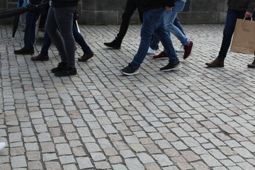 Fototapeta na wymiar Personen laufen auf der Straße