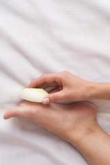 Onion slices in the foot as a medical treatment