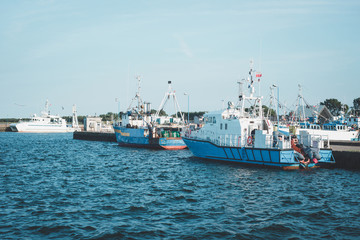 Widok na Łodzie motorówki kutry rybackie w port rybacki przy zachód słońca morze bałtyckie Władysławowo Wladyslawowo © Sebastian