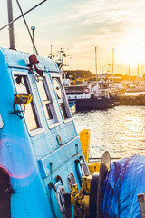 Widok na Łodzie motorówki kutry rybackie w port rybacki przy zachód słońca morze bałtyckie Władysławowo Wladyslawowo © Sebastian