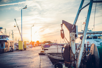 Widok na Łodzie motorówki kutry rybackie w port rybacki przy zachód słońca morze bałtyckie Władysławowo Wladyslawowo - obrazy, fototapety, plakaty
