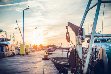 Widok na Łodzie motorówki kutry rybackie w port rybacki przy zachód słońca morze bałtyckie...
