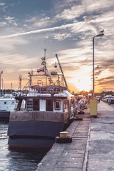 Widok na Łodzie motorówki kutry rybackie w port rybacki przy zachód słońca morze bałtyckie © Sebastian