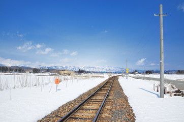 山形　冬晴れのJR米坂線