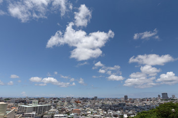 那覇市街地と青空