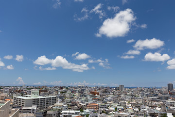Naklejka premium 那覇市街地と青空