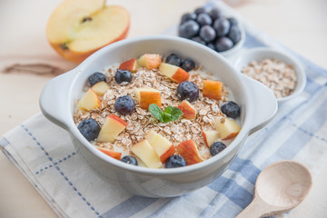 Joghurt mit Müsli und Beeren 