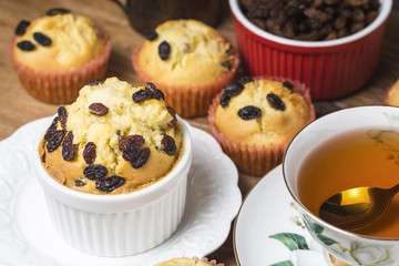 Healthy bran and raisin muffins with chocolate milk,Raisin Muffin