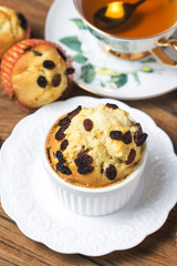 Healthy bran and raisin muffins with chocolate milk,Raisin Muffin