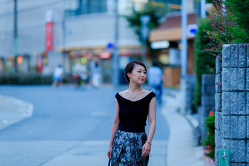 Fototapeta premium 街を歩く日本人女性