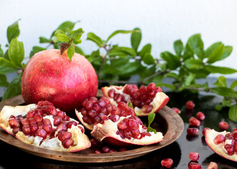Granatapfel auf Kupferteller