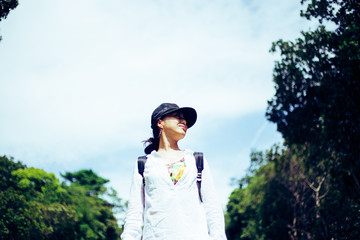自然の中を歩く日本人女性