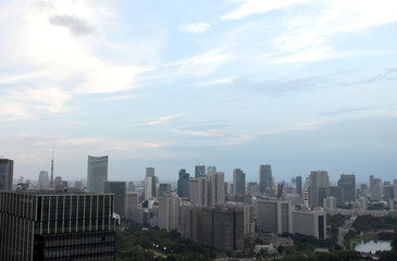 空と雲・日本の東京都市風景（霞が関の官庁街やビル群などを望む）