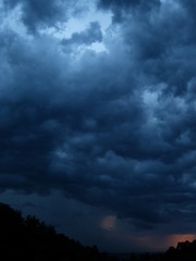 dunkelblaue wolken über ortenau lauf