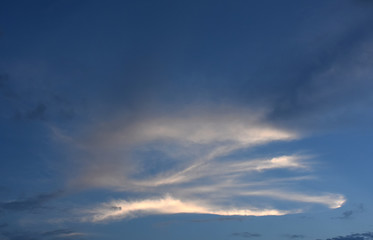 Fototapeta premium 不思議な雲のかたち・空と雲（夕焼け）