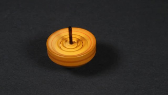 回転するコマ