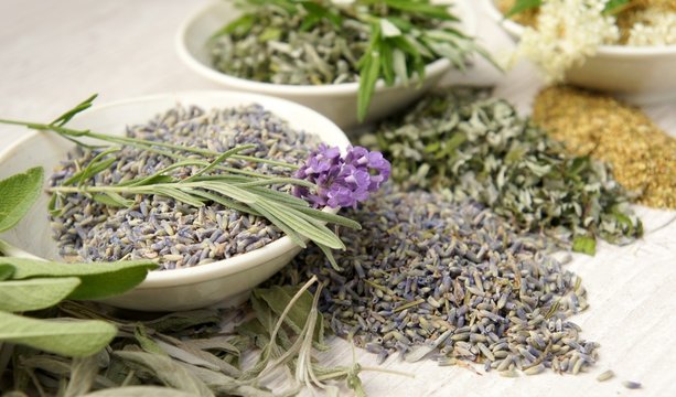 R&auml;ucherwerk Beifu&szlig;, Lavendel und M&auml;des&uuml;&szlig;