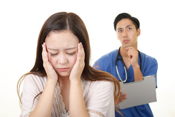 体調不良を訴える女性