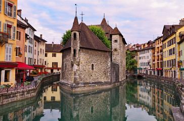 Fototapeta na wymiar The Palais de l'Isle and old houses at early morning, Annecy, France.