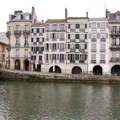 Obraz na płótnie Canvas historic houses at the nive river in bayonne