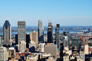 Obraz premium Downtown Montreal skyscrapers view from Mont Royal on a sunny day