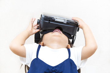 VRゴーグルで遊ぶ幼い女の子