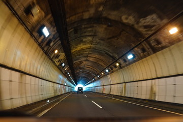 トンネル　運転　ドライブ　