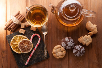 Obraz na płótnie Canvas tea sweet sugar on wooden table (top view)