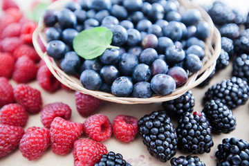 fresh antioxidant food raspberry blueberry blackberry